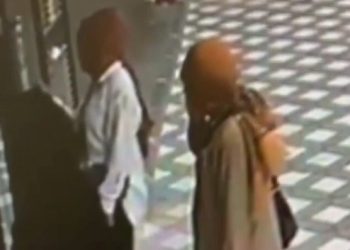 Bayan kıyafetli hırsızlar kameraya takıldı