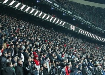 Beşiktaş’ta idareye protesto: Taraftarlar alana sırtını döndü