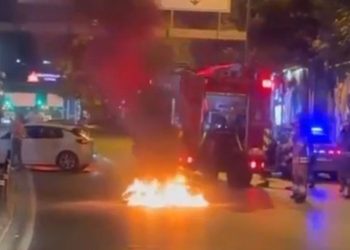 Beşiktaş’ta seyir halindeki motosiklet yandı