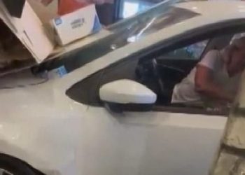 Beylikdüzü’nde araba fırına daldı