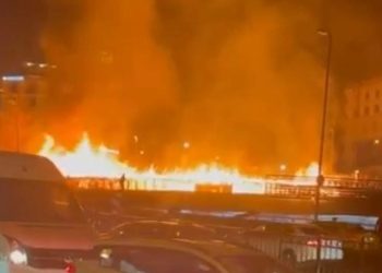 Beyoğlu Evlendirme Dairesi’nin bahçesinde yangın: Tahta yürüyüş yolu alev alev yandı