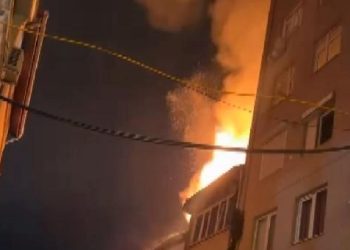 Beyoğlu’nda 6 katlı binanın çatısı alev alev yandı