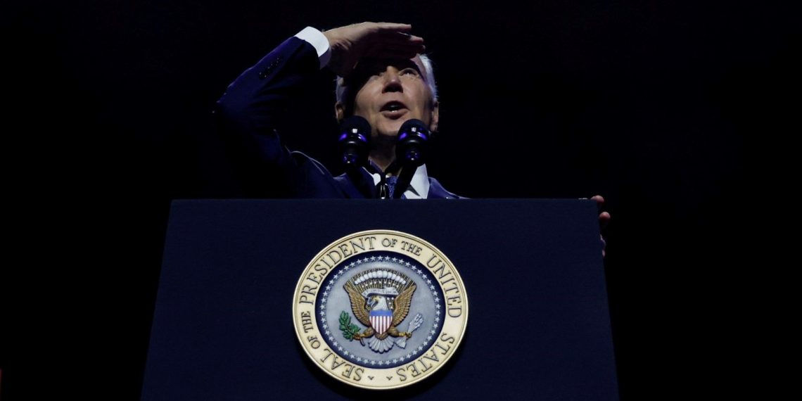 Biden konuşmasını bölen aktivisten susmasını istedi