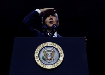 Biden konuşmasını bölen aktivisten susmasını istedi