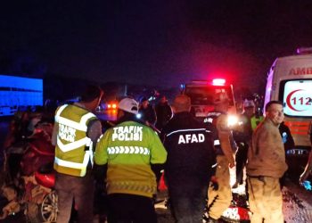 Bitlis’te 3 aracın karıştığı kazada 1 kişi öldü, 4 kişi yaralandı