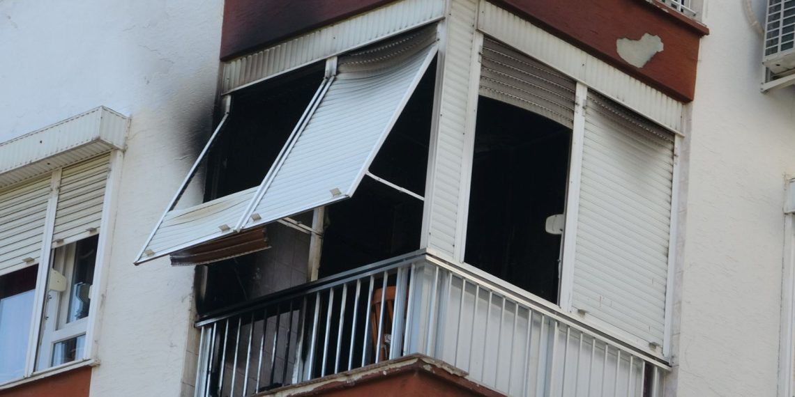 Çakmakla oynarken yangın çıkardı