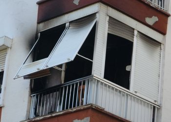 Çakmakla oynarken yangın çıkardı