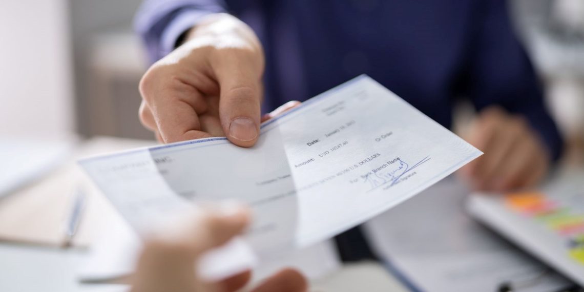 Cami tuvaletinde 7 milyon liralık çek buldu