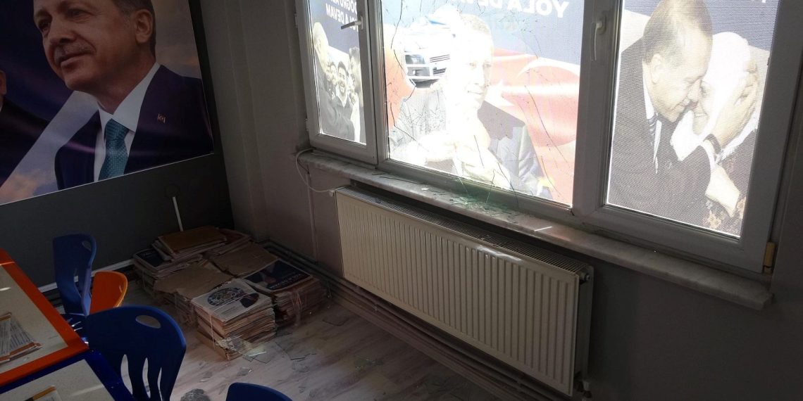 Çanakkale’de AK Parti ofisine taşlı taarruz