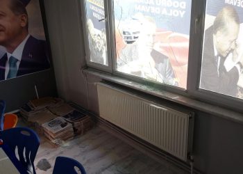 Çanakkale’de AK Parti ofisine taşlı taarruz
