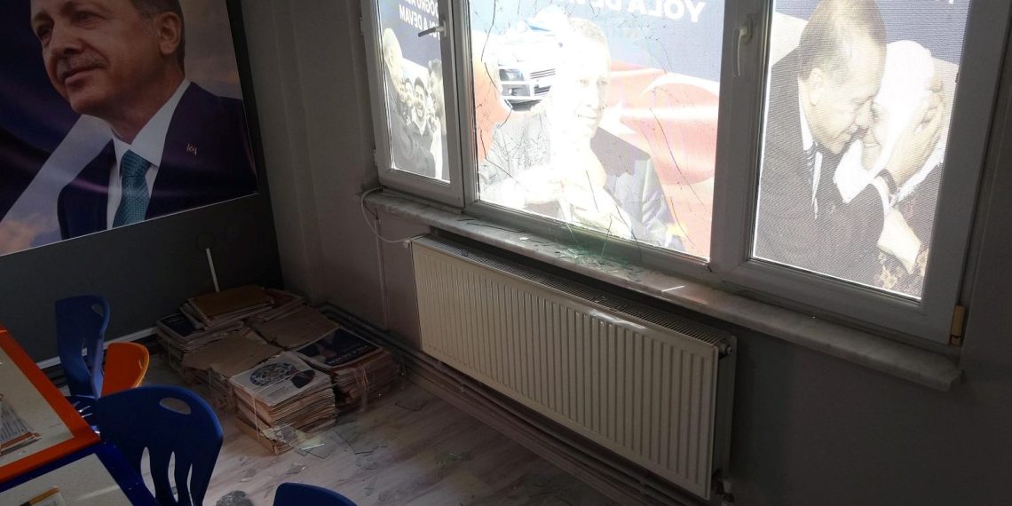 Çanakkale’de AK Parti’nin seçim ofisine taşlı atak