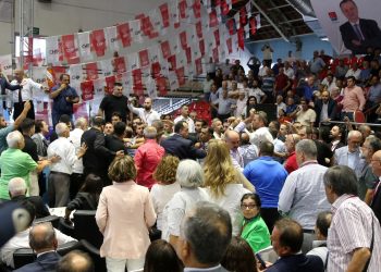 CHP’nin Manisa’daki kongresinde arbede çıktı