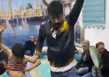 Çocuklara şişi batıran kişi babaları çıktı (Gözaltına alındılar)