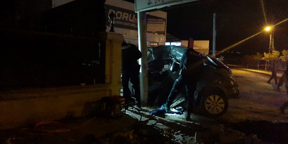 Çorum’da araba reklam tabelasına çarptı: 3 ölü
