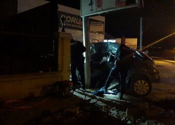 Çorum’da araba reklam tabelasına çarptı: 3 ölü