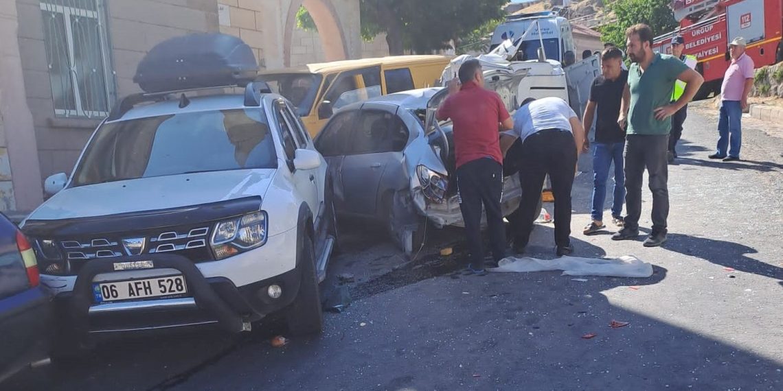 Denetimden çıkan minibüs yayalara ve araçlara çarptı: 1 meyyit, 1 yaralı