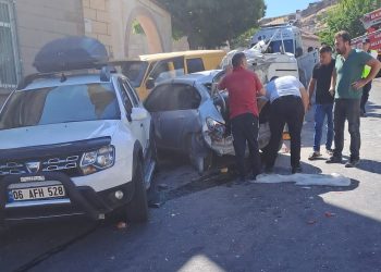 Denetimden çıkan minibüs yayalara ve araçlara çarptı: 1 meyyit, 1 yaralı