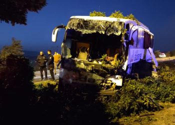 Denetimden çıkan yolcu otobüsü aydınlatma direğine çarptı: 16 yaralı