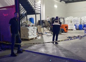 Deterjan imalathanesinde devrilen mikser can aldı