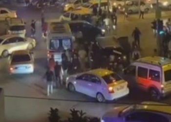 Düğün konvoyunda gelin arabasının önünü kesen çocuk ağır yaralandı