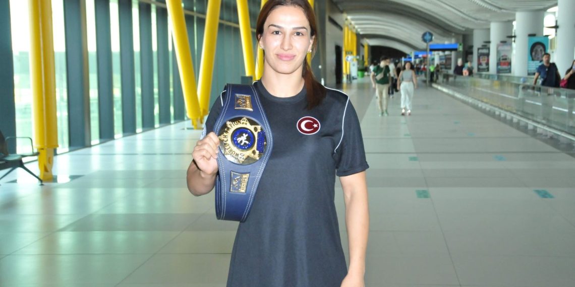 Dünya şampiyonu ulusal güreşçi Buse Tosun altın kemeriyle yurda döndü: Ülkeme olimpiyat kotası ve dünya şampiyonluğu kazandırdım
