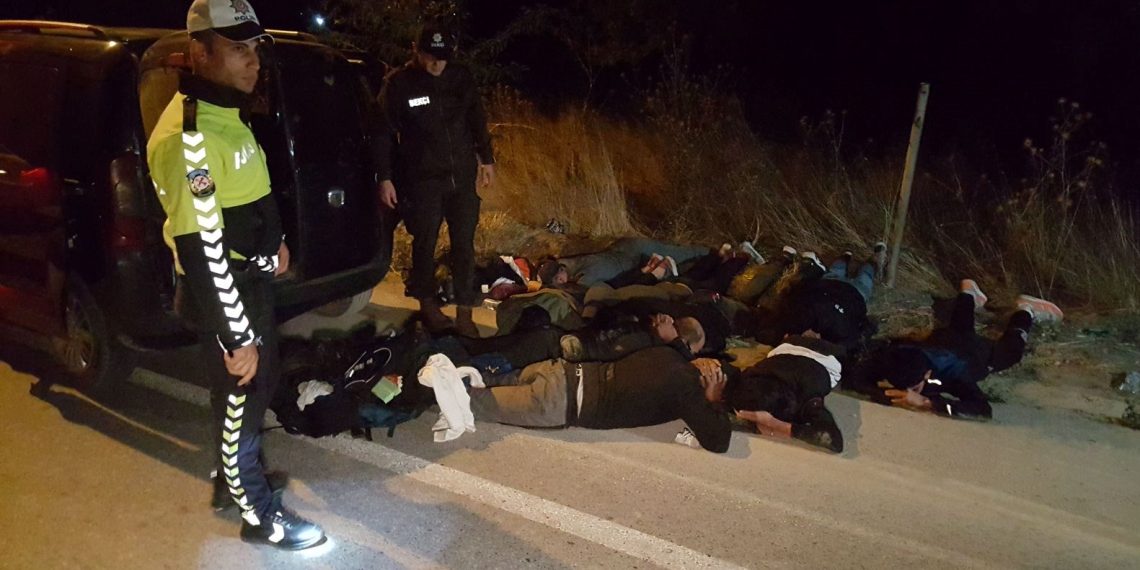 Dur ihtarına uymayan araçlardan biri cami bahçesine uçtu, başkasında 9 göçmen yakalandı