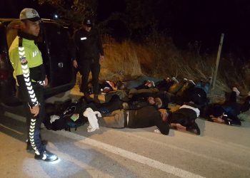 Dur ihtarına uymayan araçlardan biri cami bahçesine uçtu, başkasında 9 göçmen yakalandı