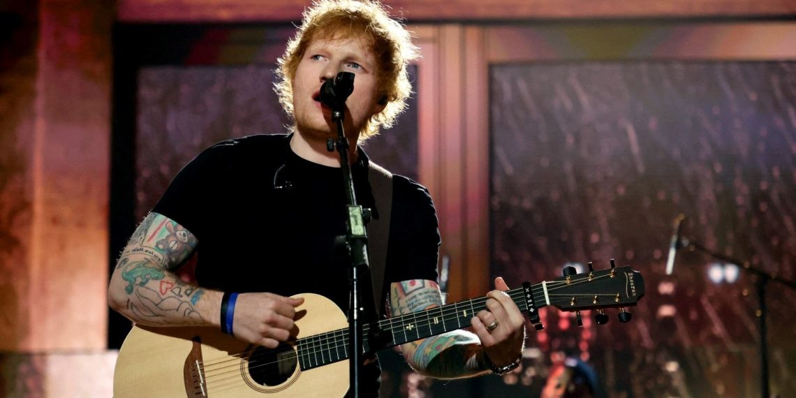 Ed Sheeran konutunun bahçesine kendi mezarını kazdı
