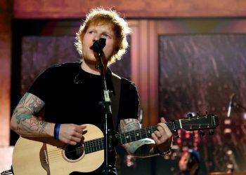 Ed Sheeran konutunun bahçesine kendi mezarını kazdı