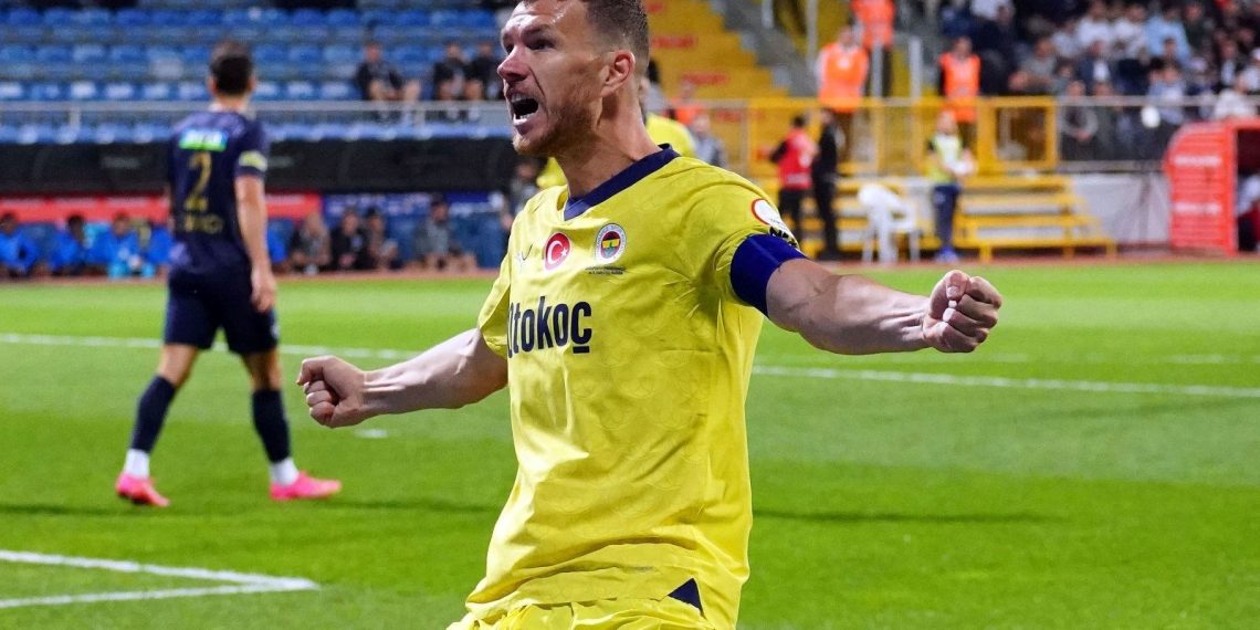 Edin Dzeko gençlere taş çıkartıyor