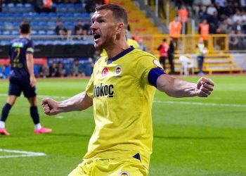 Edin Dzeko gençlere taş çıkartıyor