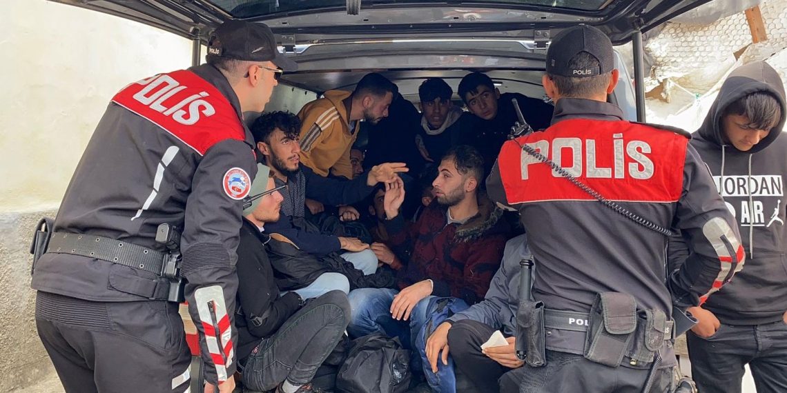 Edirne’de 852 kaçak göçmen yakalandı: 22 organizatör tutuklandı