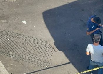 Ehliyet imtihanını beklerken 10 metrelik duvardan düşen kişi öldü