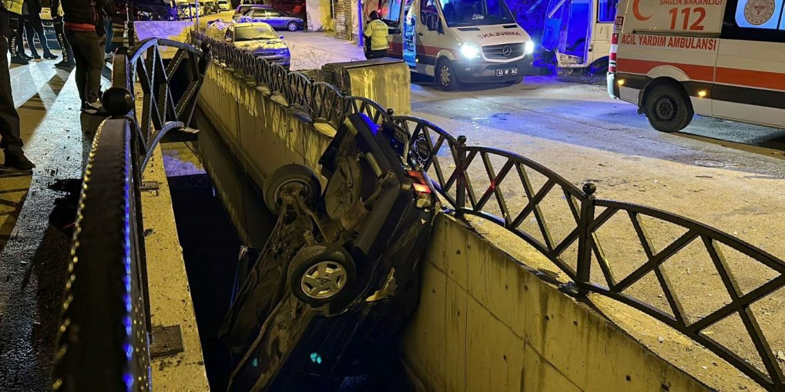 Ehliyetsiz ve alkollü şoför su kanalına uçtu