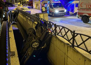 Ehliyetsiz ve alkollü şoför su kanalına uçtu