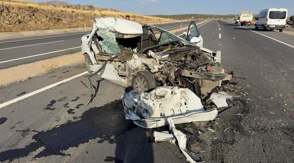Elazığ’da araba kamyonete geriden çarptı: 2 meyyit