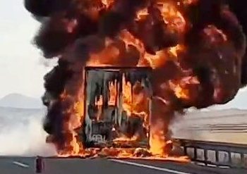 Elyaf yüklü TIR alev aldı