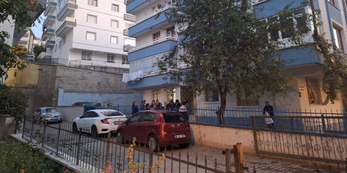 Erkek arkadaşıyla görüşmesini istemeyen annesini öldürüp, intihar etti