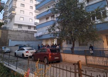 Erkek arkadaşıyla görüşmesini istemeyen annesini öldürüp, intihar etti