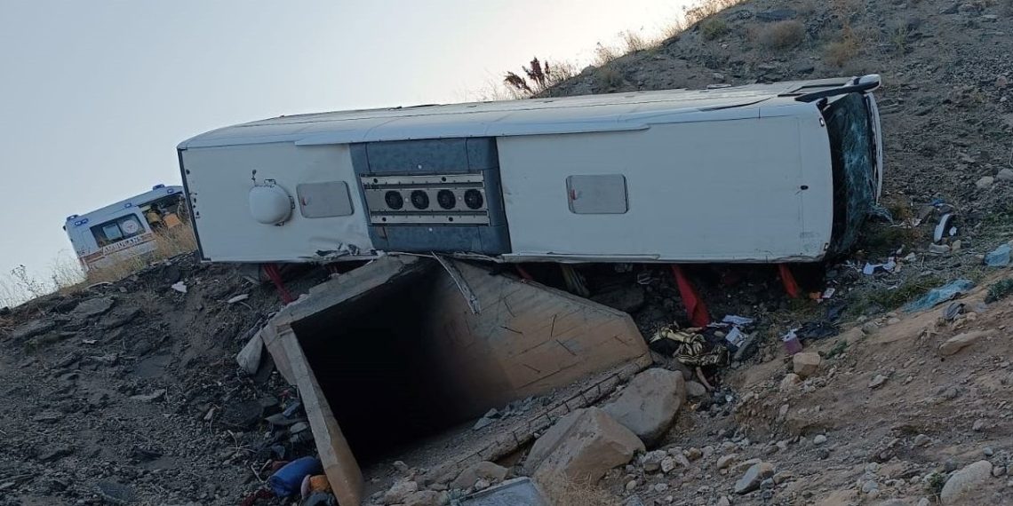 Erzurum’da yolcu otobüsü şarampole devrildi: 3 meyyit, 22 yaralı