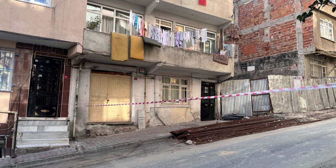 Esenler’de 5 katlı binanın tabanı kaydı