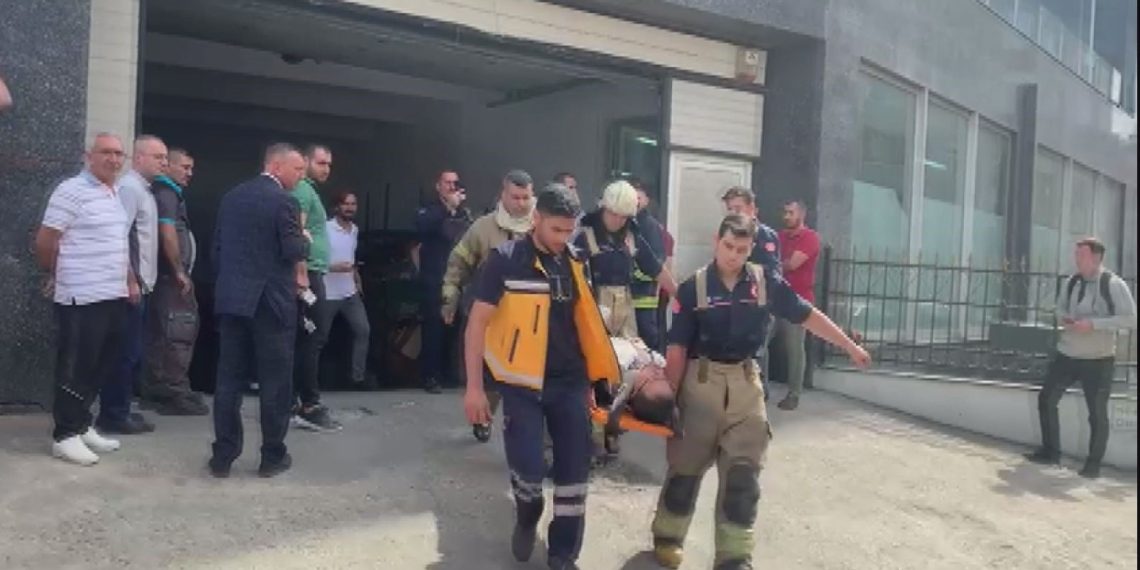 Esenler’de içinde vatandaşların olduğu iş yeri asansörü düştü