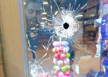 Esenyurt’ta markete silahlı taarruz: Çok sayıda kurşun isabet etti