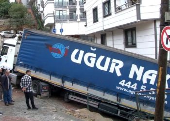 Eyüpsultan’da orta sokakta sıkışan TIR 18 saattir kurtarılamıyor