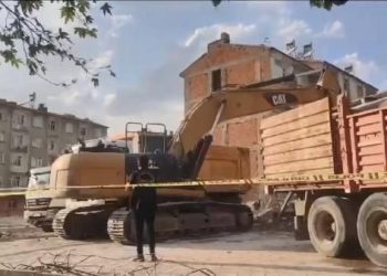 Feci olay: İş makinesi ile kamyonun ortasında kalan emekçi öldü