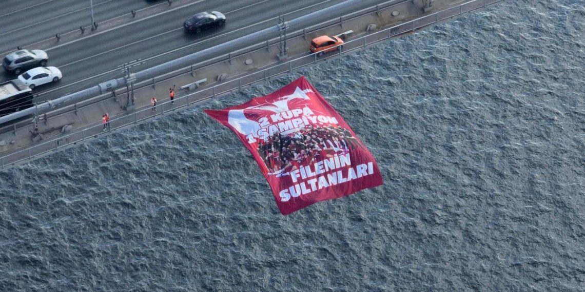 Filenin Sultanları’nın 2 Kupa 1 Şampiyon yazılı bayrağı köprülere asıldı
