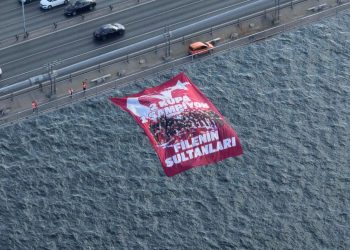 Filenin Sultanları’nın 2 Kupa 1 Şampiyon yazılı bayrağı köprülere asıldı