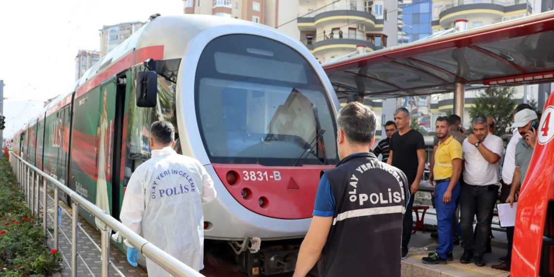 Fiyatsız binmek istediği tramvayın altında kaldı