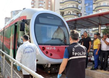 Fiyatsız binmek istediği tramvayın altında kaldı