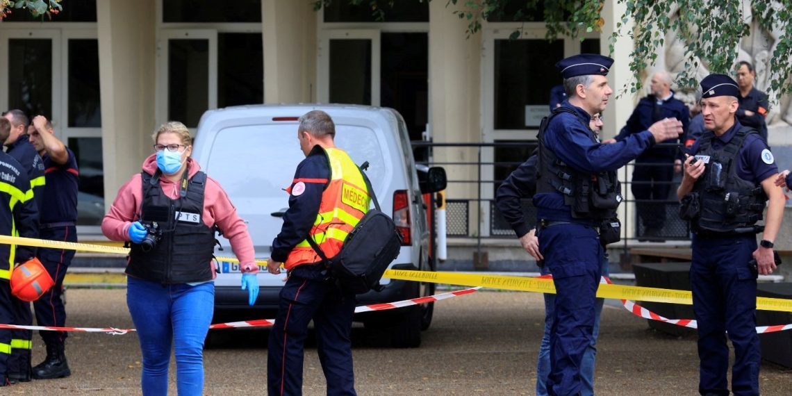 Fransa’da okulda bıçaklı atak: Bir öğretmen öldü, iki yaralı